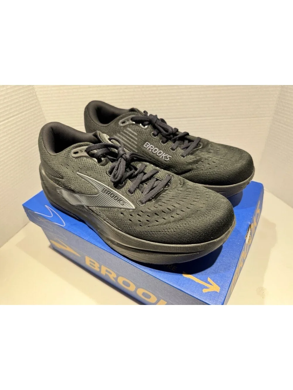 Brooks Ghost Max 3 - Men’s Size 11 - Regular Width - Very Good Condition!